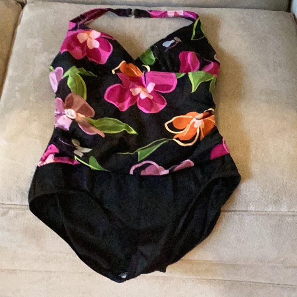 Flattering Floral Halter Swimsuit Size 8 One Piece Swimwear Black
